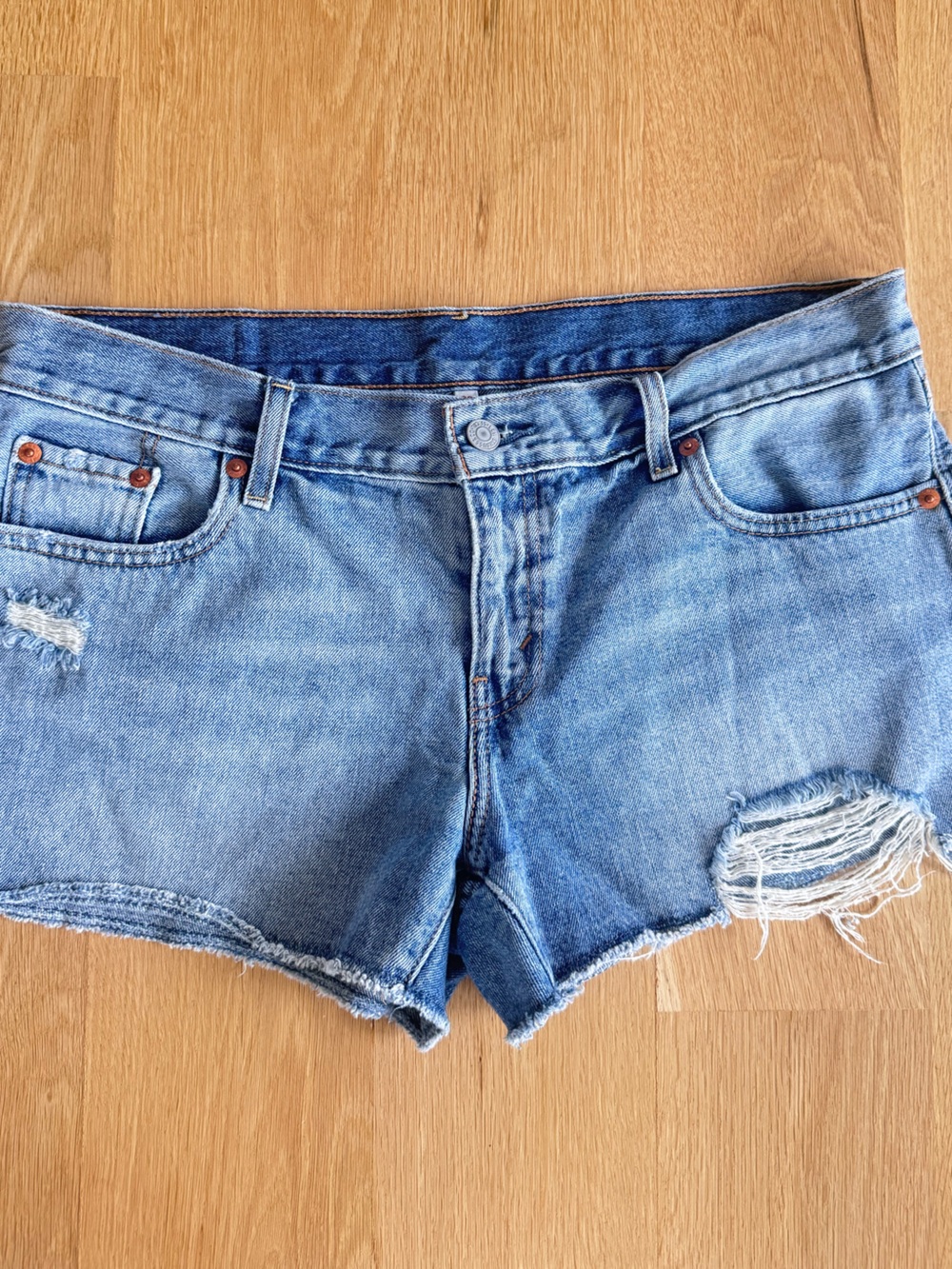 Levi’s 501 Distressed Denim Cutoff Shorts Women’s Size 29 Light Wash Raw Hem